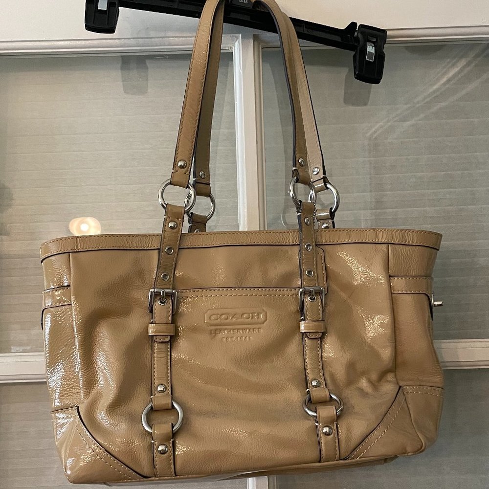 Coach Handbag - Classy little bag!